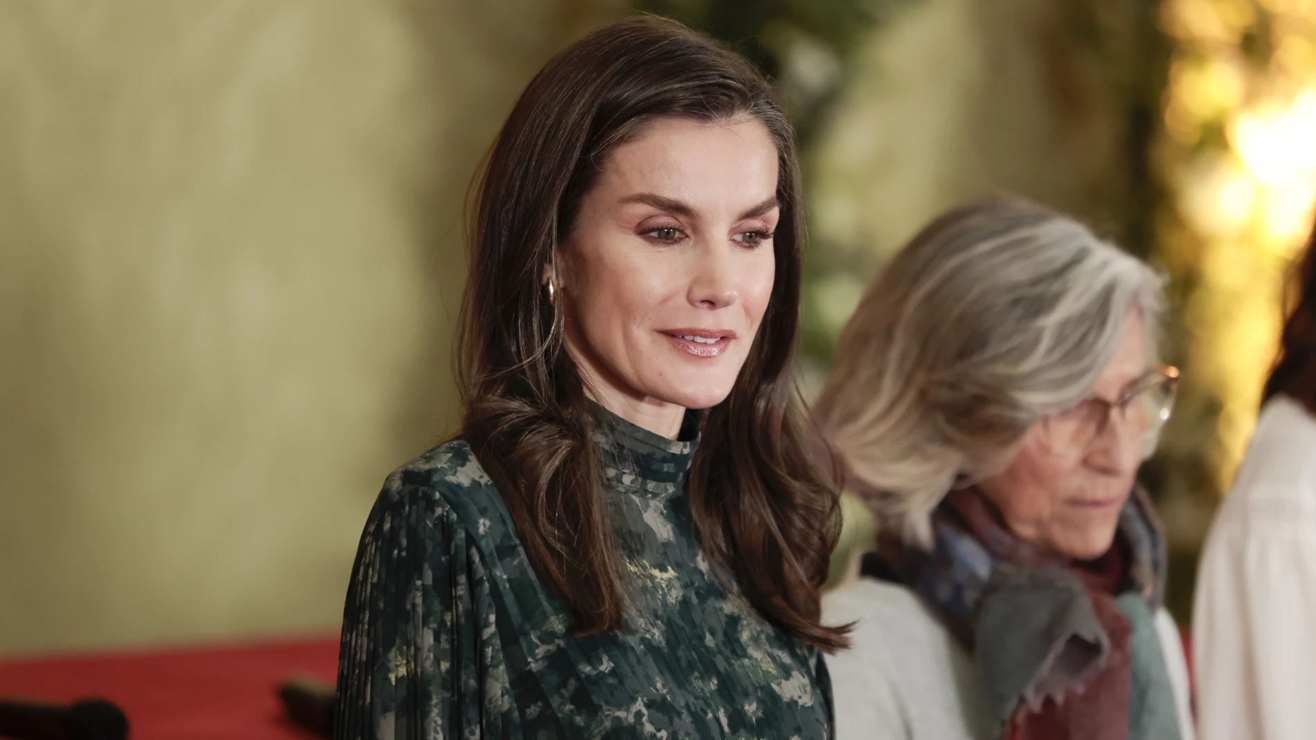 La Reina Letizia con look con vestido y botas.