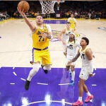 Doncic se dispone a anotar una bandeja en su debut con los Lakers