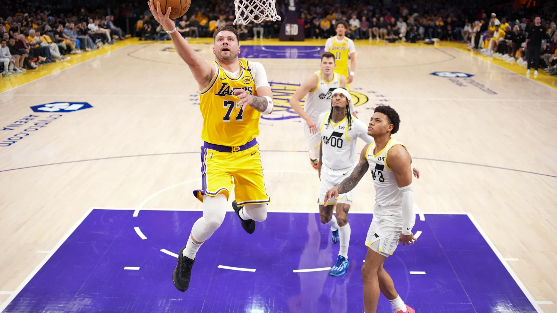 Doncic se dispone a anotar una bandeja en su debut con los Lakers