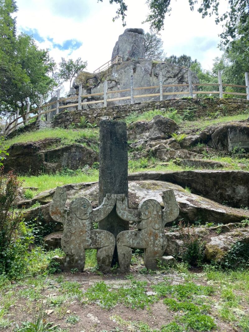 Estatua en honor a la leyenda de la Pena dos Namorados