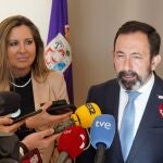 Los dos procuradores expulsados de Vox, Javier Teira y Ana Rosa Hernando, comparecen ante los medios en las Cortes