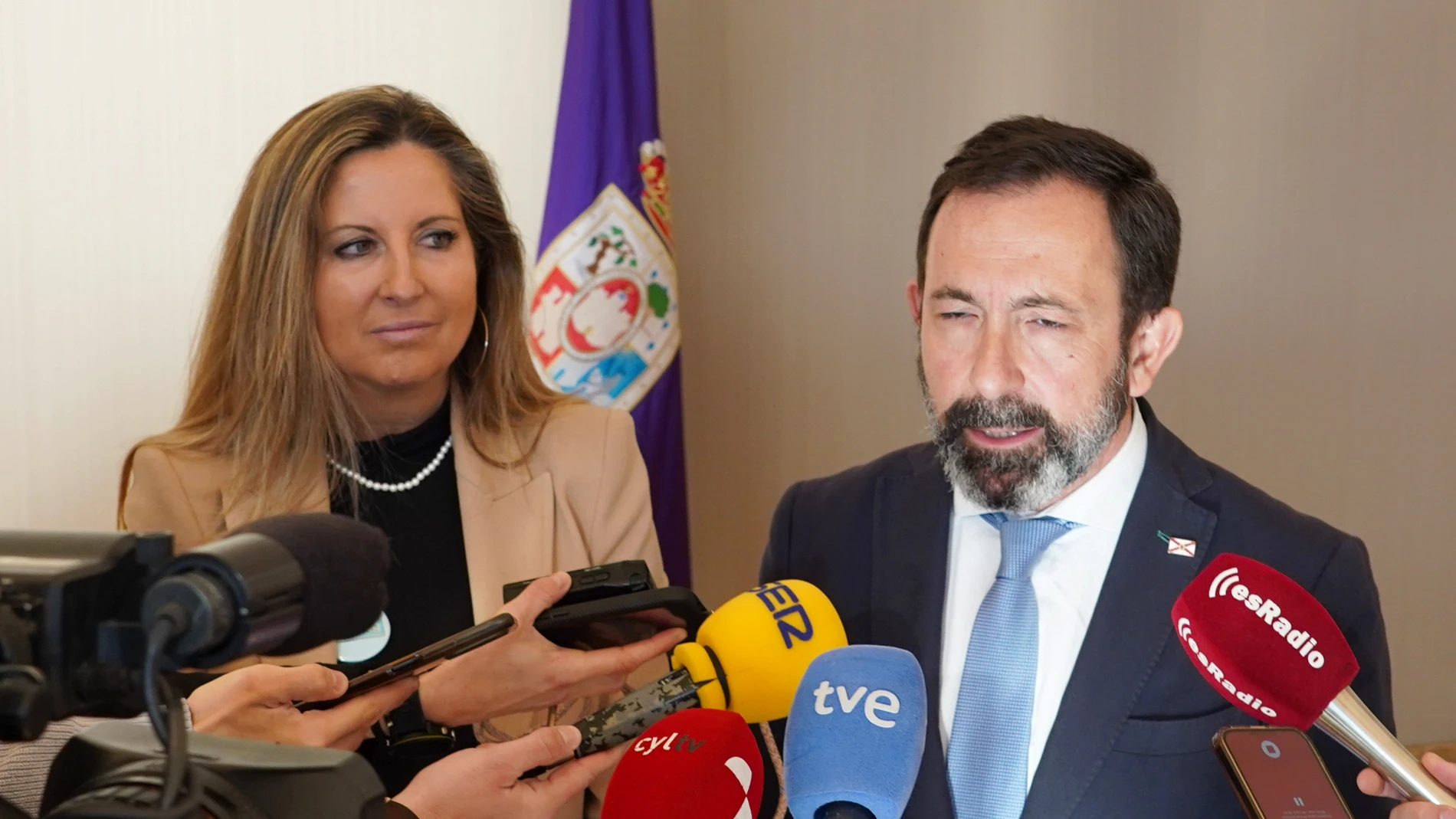 Los dos procuradores expulsados de Vox, Javier Teira y Ana Rosa Hernando, comparecen ante los medios en las Cortes