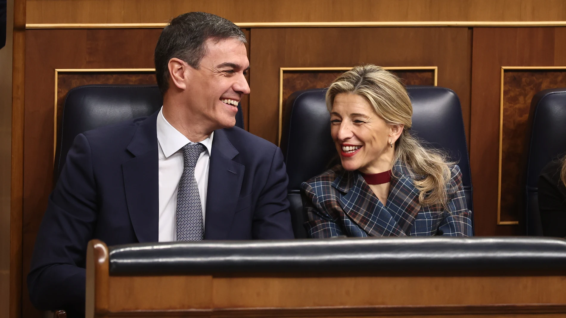 El presidente del Gobierno, Pedro Sánchez y la vicepresidenta segunda y ministra de Trabajo, Yolanda Díaz, durante una sesión de control, Congreso de los Diputados, a 12 de febrero de 2025, en Madrid (España). Durante la sesión de control, la primera de 2025, el Ejecutivo se enfrenta a las preguntas e interpelaciones de la oposición que se han centrado en la imputación del Fiscal General, la administración Trump y la subida de los impuestos. Tras la sesión de control se votará la convalidació...
