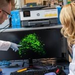 Los responsables del hallazgo analizando las nuevas neuronas