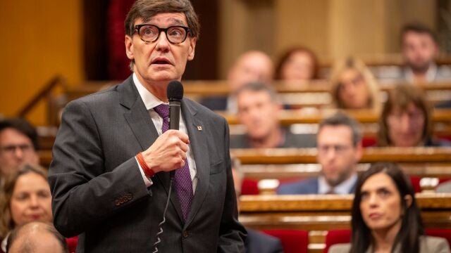 El presidente de la Generalitat, Salvador Illa, interviene en la sesión de control al Govern en el Parlament
