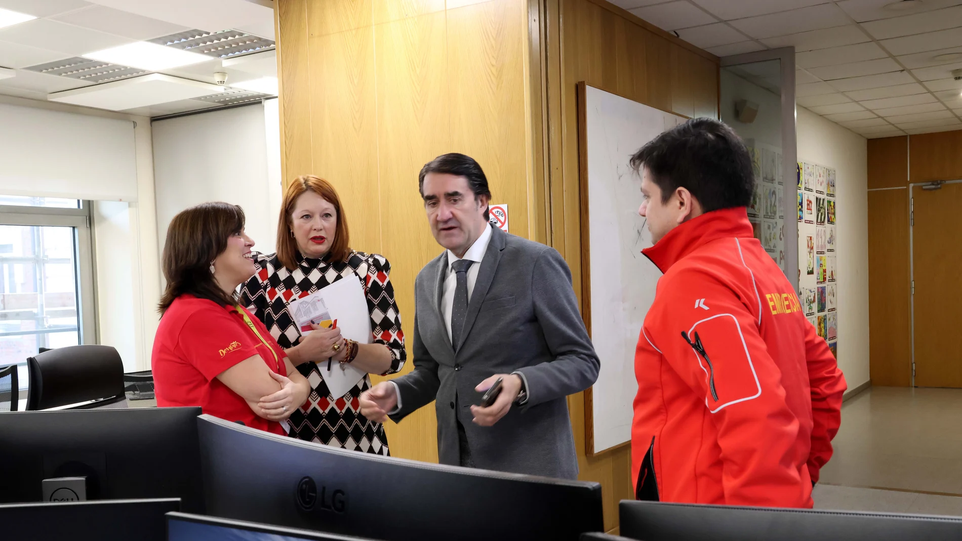 El consejero Juan Carlos Suárez-Quiñones y la directora de la Agencia de Protección Civil, Irene Cortes, conversan con trabajadores del 1-1-2 antes de realizar el balance del servicio