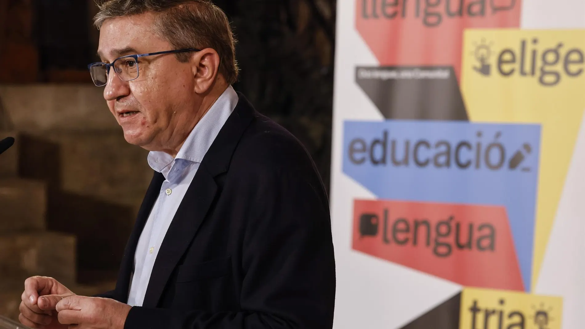 Centros educativos valencianos ya pueden facilitar a familias información sobre la consulta para elegir la lengua base