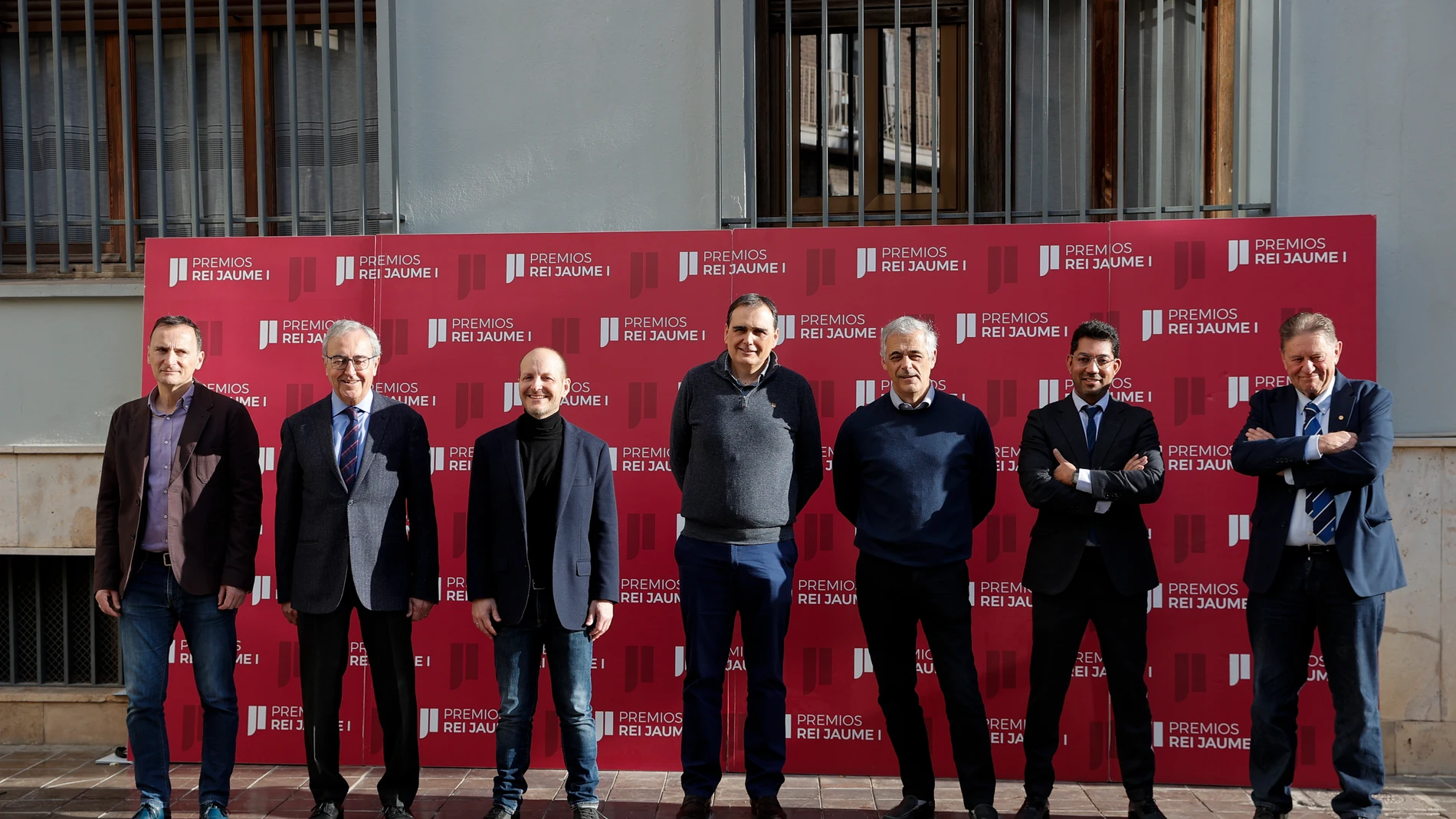 Los galardonados con los Premios Rei Jaume I 2024, Antonio Acín (Investigación Básica), Francisco Pérez (Economía), Xavier Trepat (Investigación Biomédica), Sergio M. Vicente-Serrano (Protección del Medio Ambiente), Luis Serrano (Nuevas Tecnologías), Víctor Amarnani (Emprendedor), y Jordi Sunyer (Investigación Clínica y Salud Pública), y el secretario y presidente ejecutivo de la Fundación Valenciana Premios Rei Jaume I, Javier Quesada (izq-dcha),