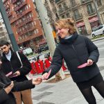 La presidenta de BComú, Janet Sanz, en la campaña informativa que ha realizado el grupo este miércoles por la mañana para defender la reserva del 30% de viviendas protegidas en la ciudad
