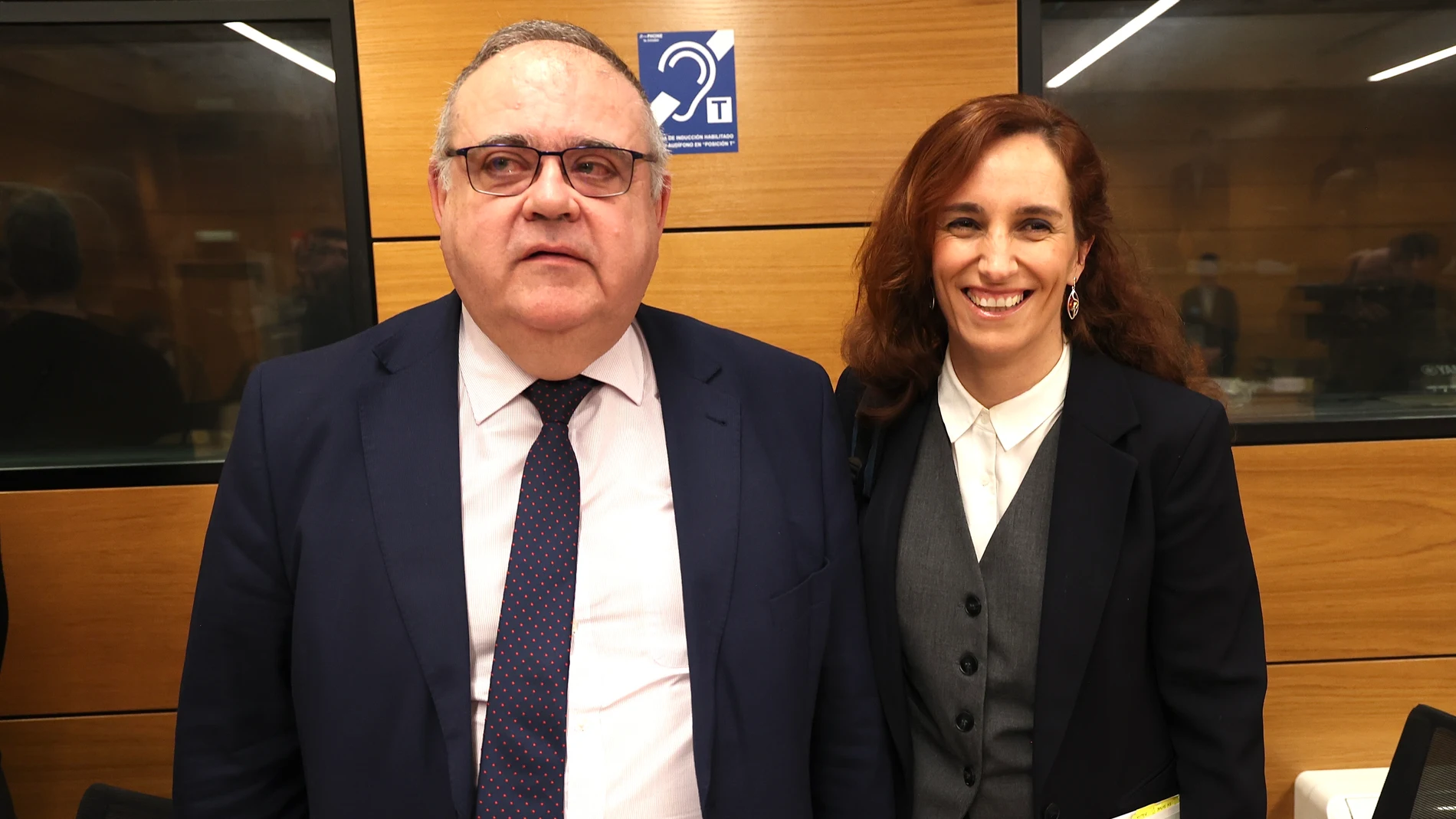 El consejero de Sanidad, Alejandro Vázquez Ramos,junto a la ministra de Sanidad, Monica García, en el pleno de la Comisión de Recursos Humanos del Sistema Nacional de Salud.