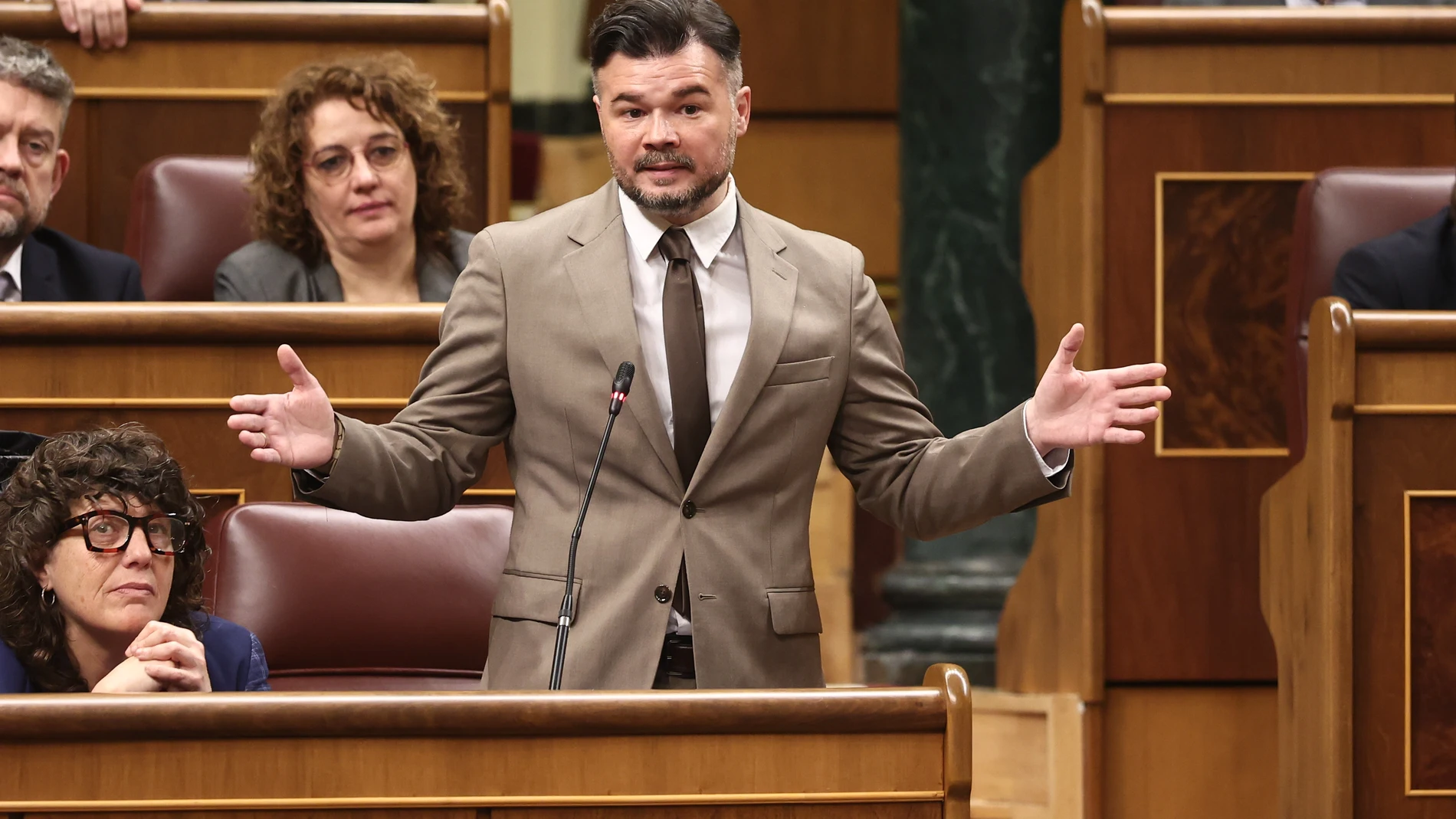 El portavoz de ERC en el Congreso, Gabriel Rufián, interviene durante una sesión de control, Congreso de los Diputados, a 12 de febrero de 2025, en Madrid (España). Durante la sesión de control, la primera de 2025, el Ejecutivo se enfrenta a las preguntas e interpelaciones de la oposición que se han centrado en la imputación del Fiscal General, la administración Trump y la subida de los impuestos. Tras la sesión de control se votará la convalidación o derogación de la ley ‘ómnibus’ por el que...
