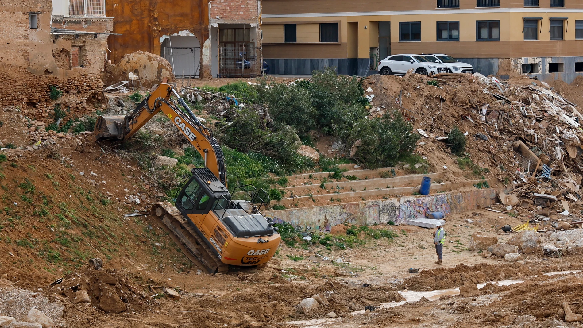 GRAFCVA5386. PAIPORTA (VALENCIA), 12/02/2025.- Vista general de los trabajos de reparación y acondicionamiento del barranco del Poyo a su paso por Paiporta durante este miércoles tras el paso de la dana del pasado 29 de octubre. EFE/Ana Escobar