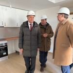 El alcalde de Salamanca, Carlos García Carbayo, visita las viviendas