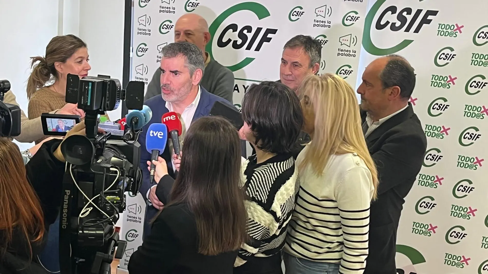El presidente de CSIF Castilla y León, Benjamín Castro, atiende a los medios de comunicación