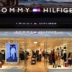 El polo de Tommy Hilfiger que nunca pasa de moda ahora con un 56% de descuento