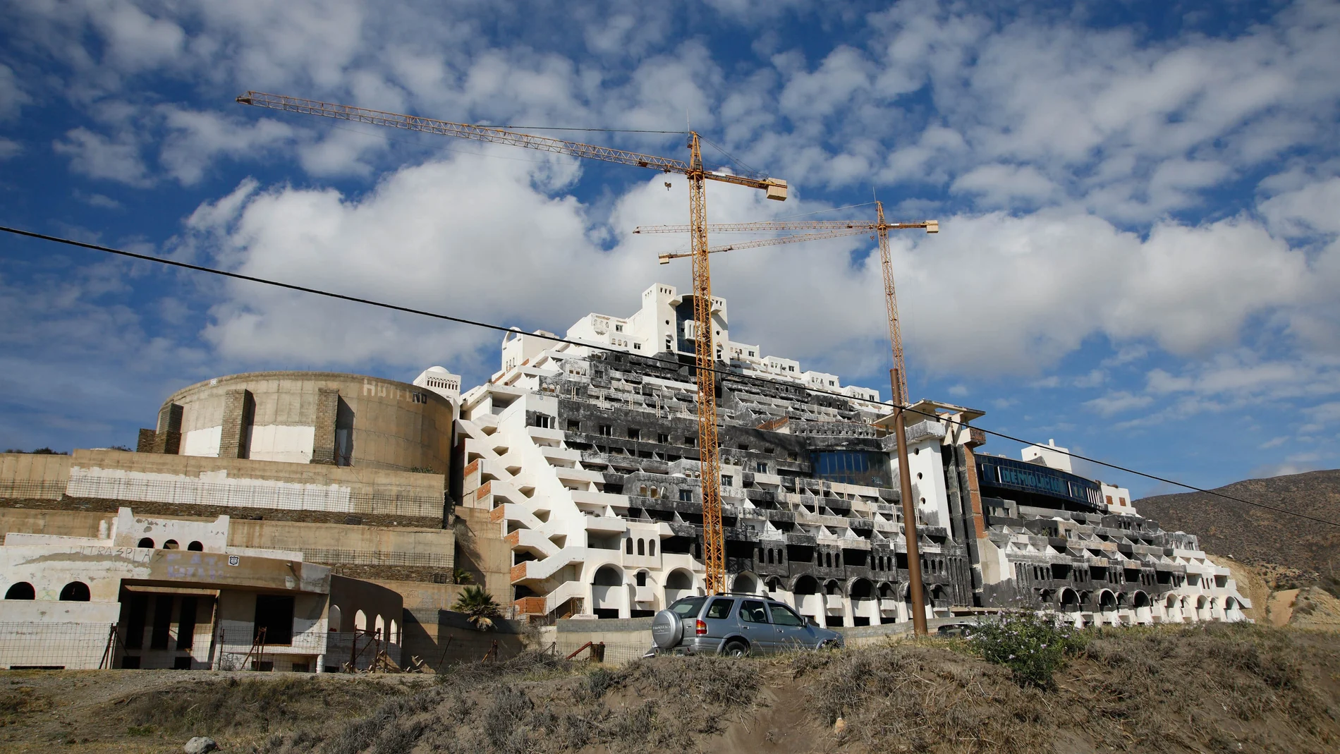 Aspecto que presenta actualmente el hotel El Algarrobico, en Carboneras (Almería)