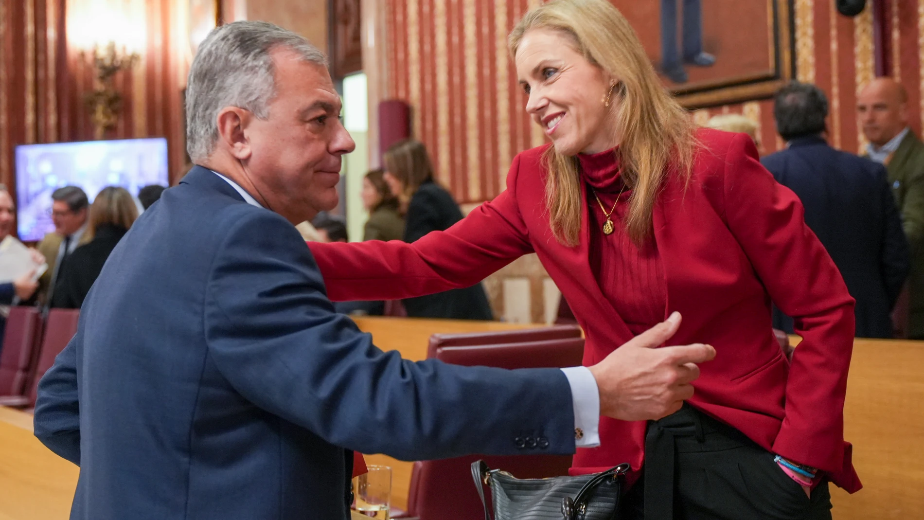 El alcalde de Sevilla, José Luis Sanz (i) saluda a la concejal de Vox en Sevilla, Cristina Peláez (d) tras finalizar el pleno de hoy. A 13 de Febrero de 2025 en Sevilla, Andalucía (España). El Ayuntamiento de Sevilla, gobernado por el popular José Luis Sanz, ha celebrado este jueves un pleno extraordinario y urgente para la aprobación definitiva del proyecto presupuestario municipal de 2025, que se eleva a 1.058 millones de euros. 13 FEBRERO 2025 Francisco J. Olmo / Europa Press 13/02/2025