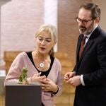 Del Pozo contempla, junto a Molina, la nueva figura zoomórfica de cerámica del siglo XII incorporada el Arqueológico de Córdoba.