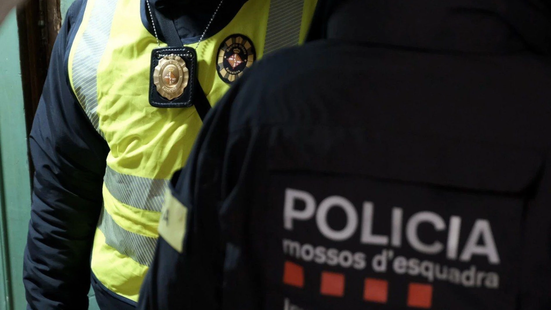 Agentes de los Mossos d'Esquadra y la Guàrdia Urbana de Barcelona REMITIDA / HANDOUT por GUARDIA URBANA DE BARCELONA Fotografía remitida a medios de comunicación exclusivamente para ilustrar la noticia a la que hace referencia la imagen, y citando la procedencia de la imagen en la firma 13/02/2025