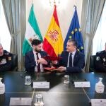 El consejero de la Presidencia, Interior, Diálogo Social y Simplificación Administrativa, Antonio Sanz, y el secretario de Estado de Seguridad, Rafael Pérez, firman en el Ministerio del Interior un convenio para dotar de efectivos a la Policía Adscrita.