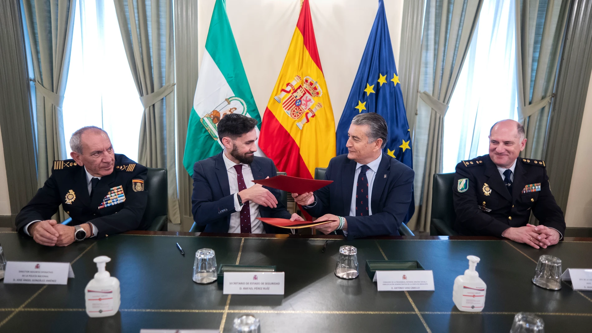 El consejero de la Presidencia, Interior, Diálogo Social y Simplificación Administrativa, Antonio Sanz, y el secretario de Estado de Seguridad, Rafael Pérez, firman en el Ministerio del Interior un convenio para dotar de efectivos a la Policía Adscrita.