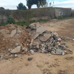Imagen de una campa en Massanassa donde se han vertido escombros
