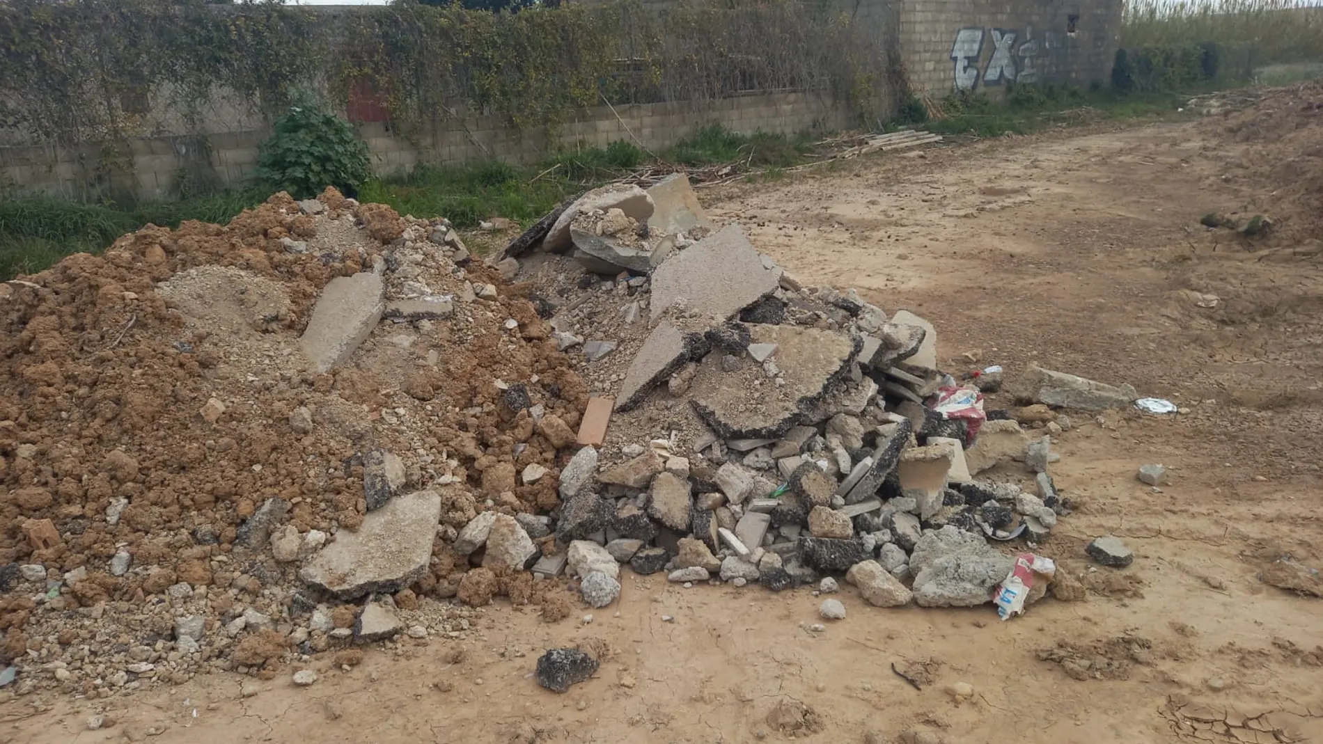 Imagen de una campa en Massanassa donde se han vertido escombros