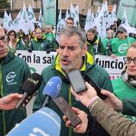 El presidente de CSIF Castilla y León, Benjamín Castro, atiende a los medios en la protesta de Valladolid