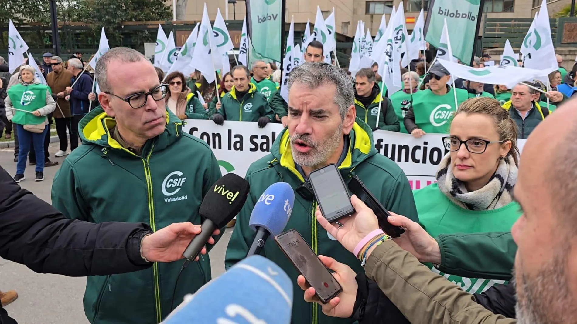 El presidente de CSIF Castilla y León, Benjamín Castro, atiende a los medios en la protesta de Valladolid