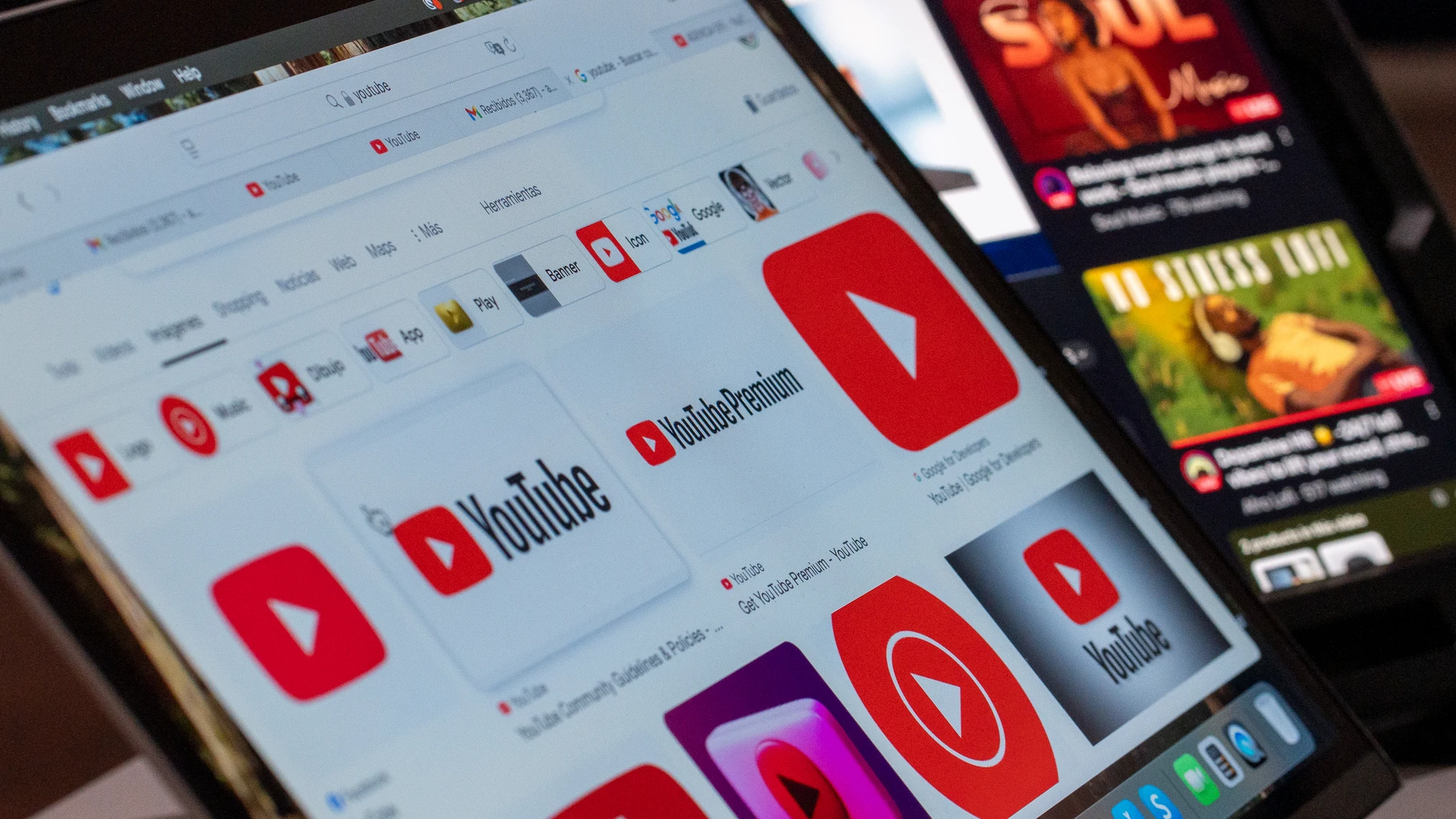 AME9703. NUEVA YORK (ESTADOS UNIDOS), 13/02/2025.- Fotografía del logo de YouTube este miércoles, en Nueva York (Estados Unidos). Hace dos décadas, un 14 de febrero de 2005, apareció en internet una nueva plataforma llamada YouTube con el objetivo de que la gente corriente la usara para compartir sus videos caseros, pero ni en los sueños más ambiciosos sus creadores hubiesen podido imaginar que la plataforma revolucionaría tanto el sector audiovisual como el del entretenimiento. EFE/ Ángel Co...