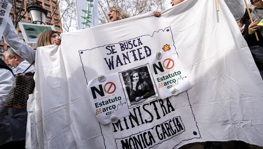 Los médicos se concentran frente al Ministerio de Sanidad para rechazar el Estatuto Marco