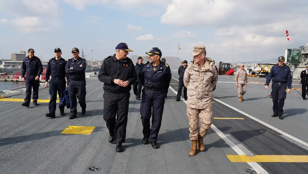Los militares españoles durante la visita de los mandos al Grupo Dédalo