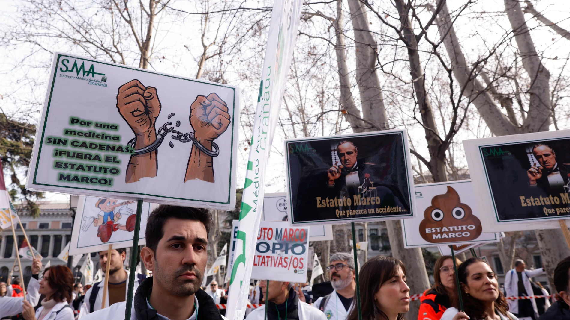 MADRID, 13/02/2025.- Los sindicatos médicos se manifiestan este jueves ante el Ministerio de Sanidad para exigir un estatuto propio. EFE/Javier Lizón