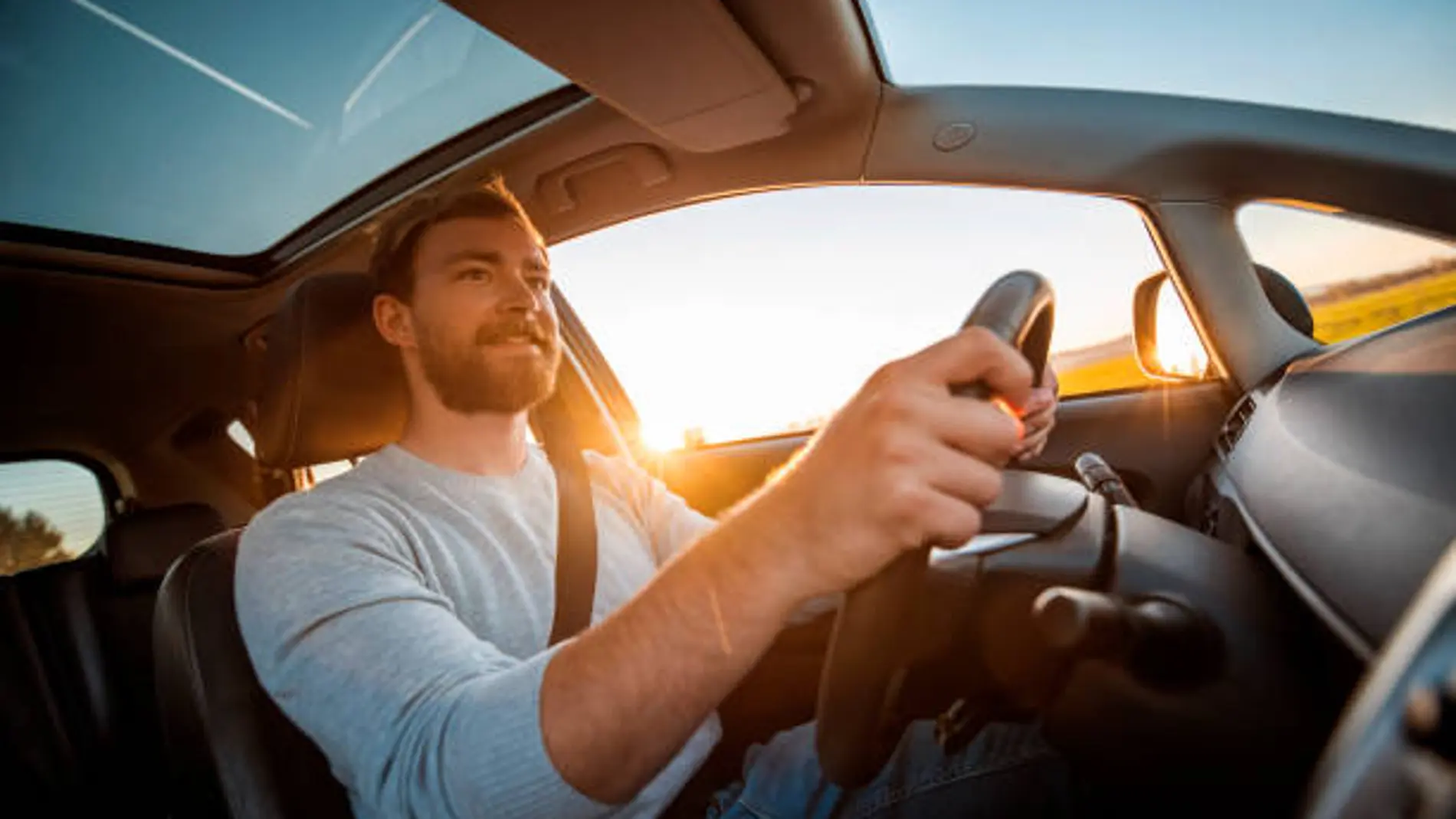 Un hombre conduciendo