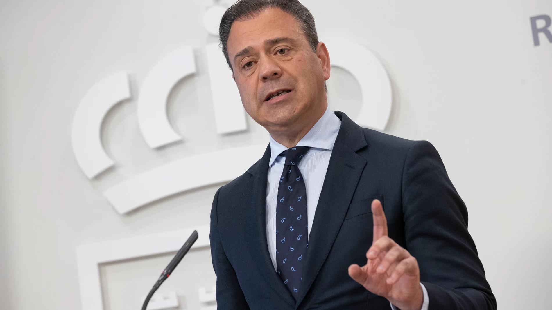 MURCIA, 13/02/2025.- El consejero de presidencia y portavoz del gobierno de Murcia Marcos Ortuño, durante un momento de la rueda de prensa que ha ofrecido para informar de las decisiones tomadas en reunión de consejo de gobierno, este jueves en el Palacio de San Esteban. EFE/Marcial Guillén