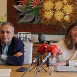El director-gerente de la Fundación y sobrino del escritor, Joaquín Otero, con la rectora de la Universidad de León, Nuria González