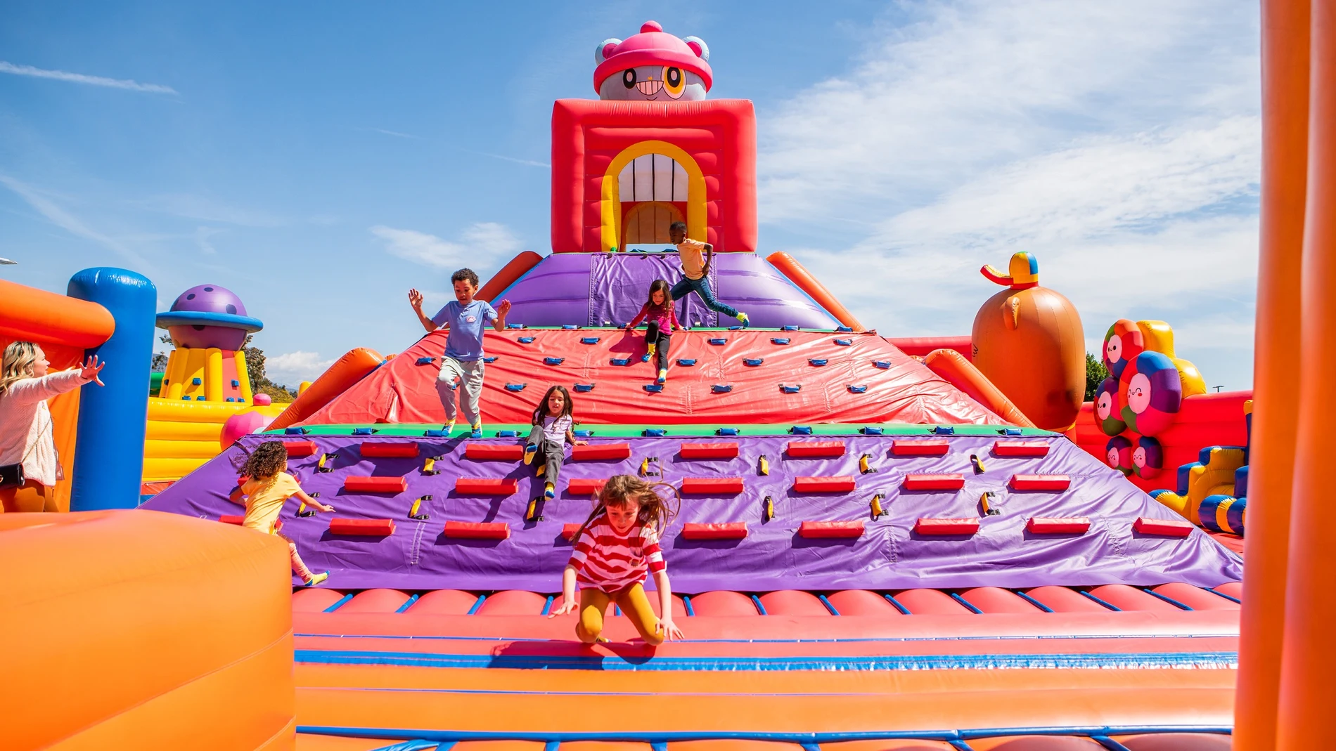 Imagen del parque hinchable que se ha instalado en el espacio Rabasa de Alicante