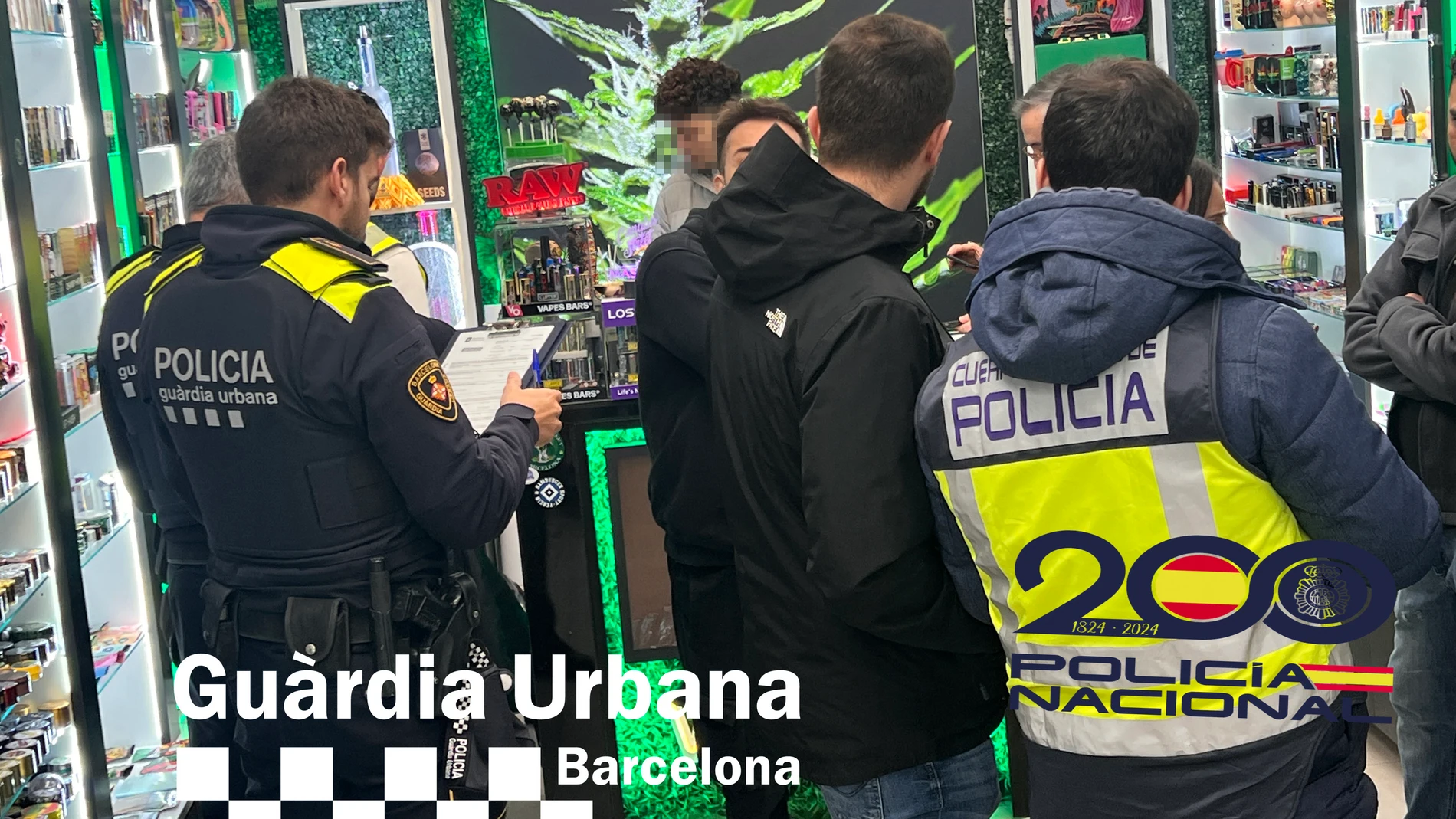 Intervención en uno de los establecimientos de venta de vapeadores falsificados. REMITIDA / HANDOUT por GUÀRDIA URBANA Y POLICÍA NACIONAL Fotografía remitida a medios de comunicación exclusivamente para ilustrar la noticia a la que hace referencia la imagen, y citando la procedencia de la imagen en la firma 04/02/2025