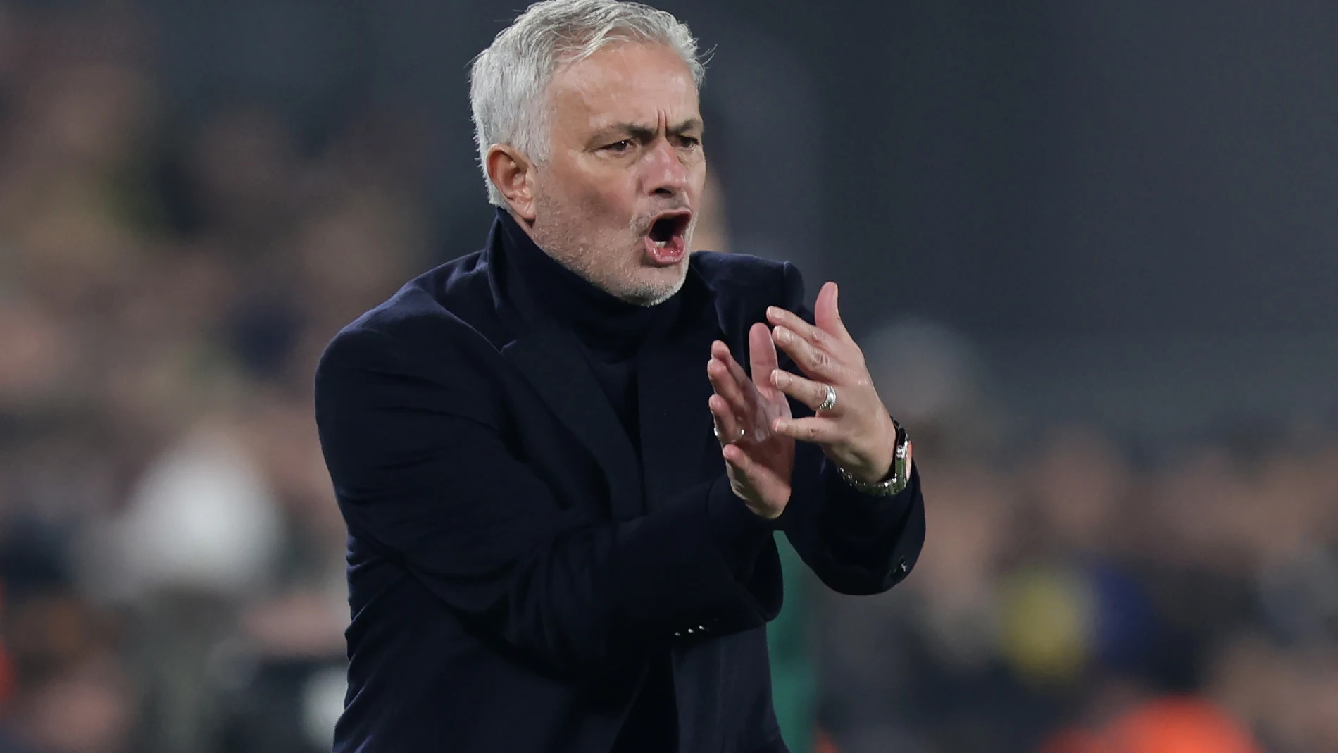 ISTANBUL (Turkey), 13/02/2025.- Fenerbahce's head coach Jose Mourinho reacts during the UEFA Europa League knockout phase play-offs, 1st leg match between Fenerbahce SK and RSC Anderlecht, in Istanbul, Turkey, 13 February 2025. (Turquía, Estanbul) EFE/EPA/ERDEM SAHIN