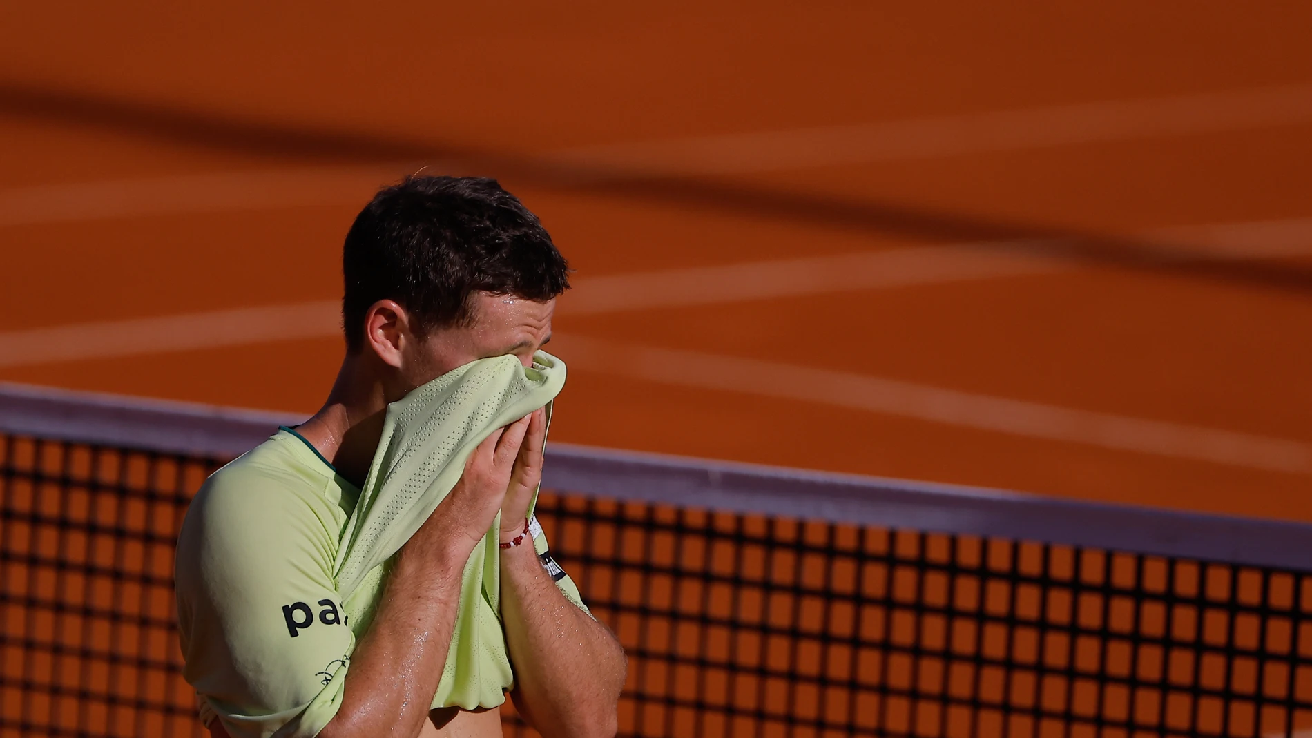 AME9842. BUENOS AIRES (ARGENTINA), 13/02/2025.- El tenista argentino Diego Schwartzman reacciona al final de un partido contra el español Pedro Martínez este jueves, durante el IEB+ Argentina Open en Buenos Aires (Argentina). Schwartzman cayó en octavos de final del Abierto de Argentina, que se disputa en el Buenos Aires Lawn Tennis Club, por lo que quedó eliminado de la competición y le dijo adiós al tenis profesional, como él lo había anunciado previamente. EFE/ Juan Ignacio Roncoroni