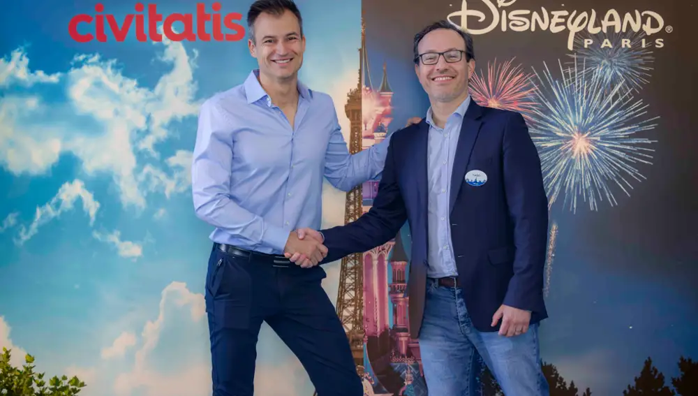 Alberto Gutiérrez, CEO de Civitatis junto con Tiago Santos, director general de Disney Destinations Iberia
