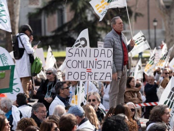 Decenas de personas durante una concentraci&oacute;n de los sindicatos m&eacute;dicos frente al Ministerio de Sanidad, a 13 de febrero de 2025, en Madrid (Espa&ntilde;a). Los sindicatos m&eacute;dicos de todo el pa&iacute;s se concentran para mostrar su disconformidad con el borrador del Estatuto Marco del personal sanitario propuesto por el departamento que dirige M&oacute;nica Garc&iacute;a y pedir un texto espec&iacute;fico de la profesi&oacute;n. El pasado lunes, los sindicatos ya se movilizaron en numerosos puntos de toda Espa&ntilde;a para protestar contr...