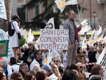 Los médicos se concentran frente al Ministerio de Sanidad para rechazar el Estatuto Marco Decenas de personas durante una concentración de los sindicatos médicos frente al Ministerio de Sanidad, a 13 de febrero de 2025, en Madrid (España). Los sindicatos médicos de todo el país se concentran para mostrar su disconformidad con el borrador del Estatuto Marco del personal sanitario propuesto por el departamento que dirige Mónica García y pedir un texto específico de la profesión. El pasado lunes, los sindicatos ya se movilizaron en numerosos puntos de toda España para protestar contr...