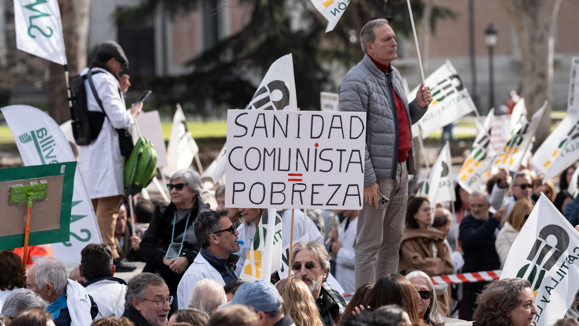 Decenas de personas durante una concentración de los sindicatos médicos frente al Ministerio de Sanidad, a 13 de febrero de 2025, en Madrid (España). Los sindicatos médicos de todo el país se concentran para mostrar su disconformidad con el borrador del Estatuto Marco del personal sanitario propuesto por el departamento que dirige Mónica García y pedir un texto específico de la profesión. El pasado lunes, los sindicatos ya se movilizaron en numerosos puntos de toda España para protestar contr...