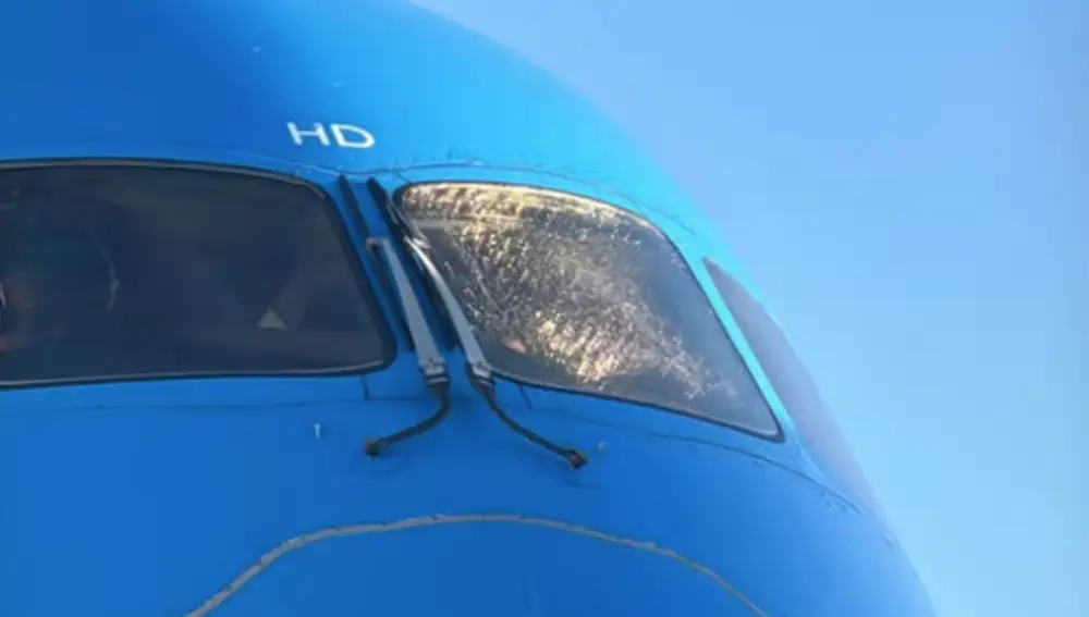 El parabrisas del avión, roto