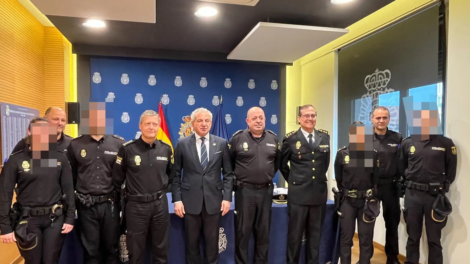 El delegado del Gobierno, Nicanor Sen, y el jefe de la Policía en Castilla y León, Juan Carlos Hernández, reciben a los nuevos inspectores