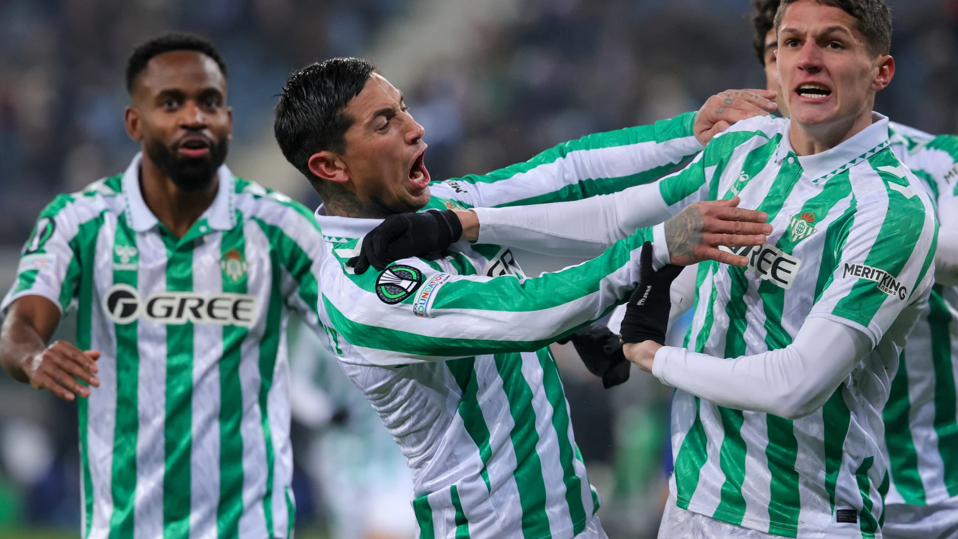 GENT (Belgium), 13/02/2025.- Sergi Altimira (R) of Real Betis celebrates with team-mates after scoring the 0-3 goal during the UEFA Conference League knockout phase play-offs 1st leg match between KAA Gent and Real Betis, in Gent, Belgium, 13 February 2025. (Bélgica) EFE/EPA/OLIVIER MATTHYS