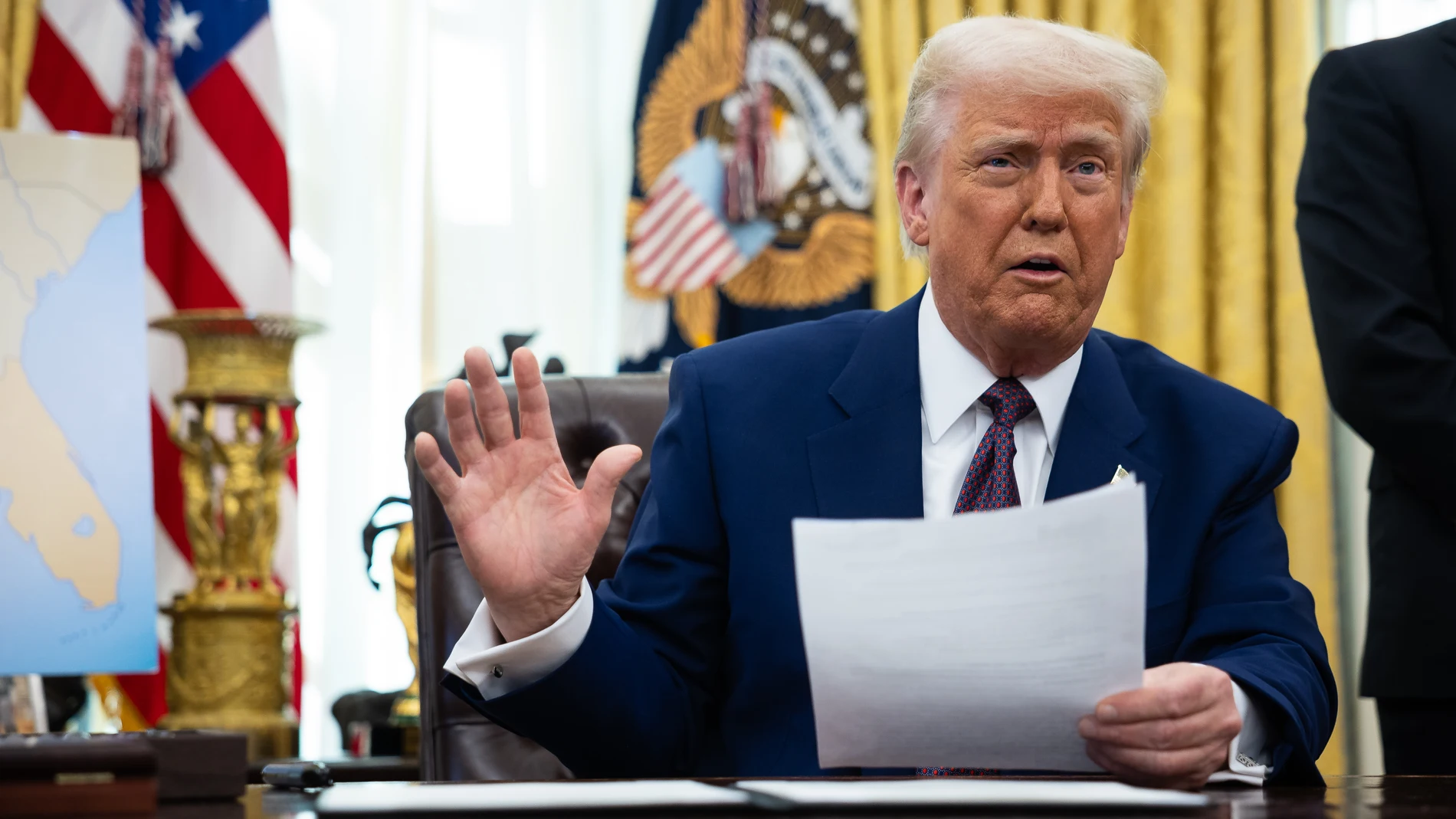 Washington (United States), 13/02/2025.- US President Donald Trump signs executive orders in the Oval Office at the White House in Washington, DC, USA, 13 February 2025. EFE/EPA/FRANCIS CHUNG / POOL