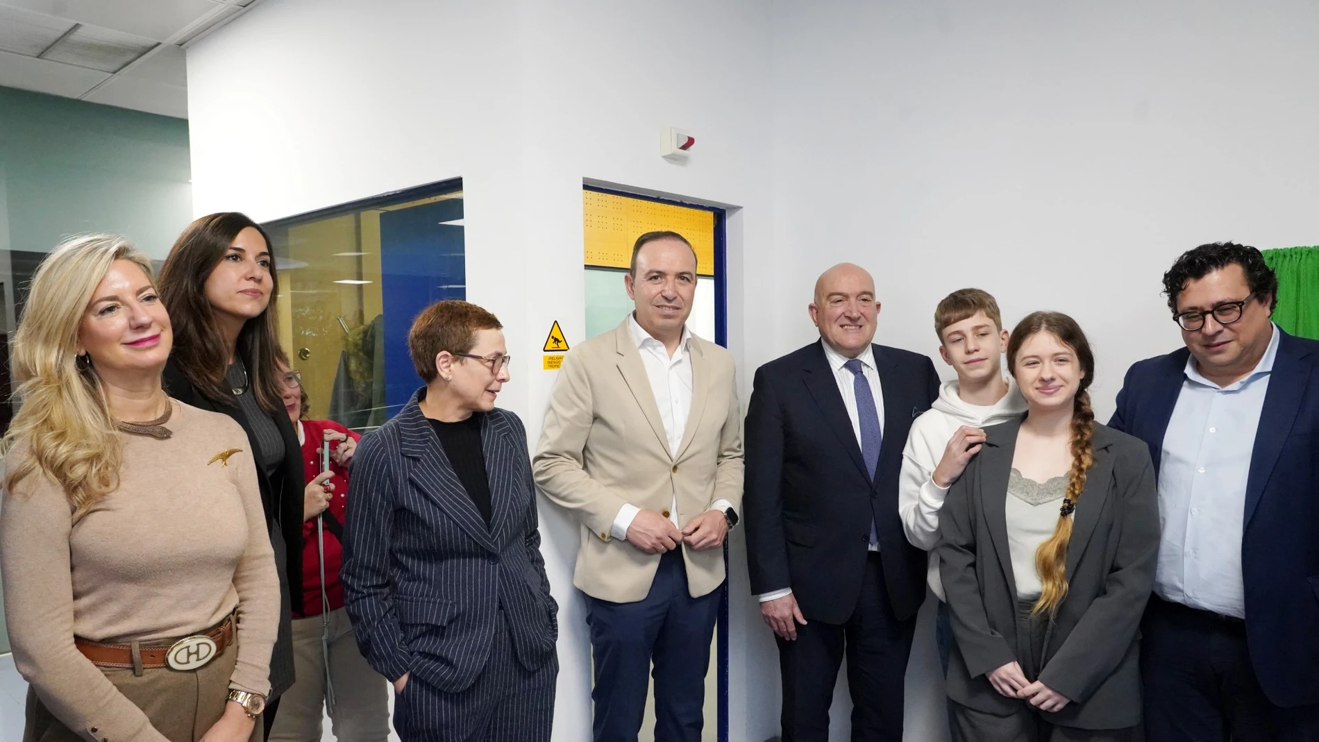 La mujer e hijos de Vicente Ballester en el homenaje junto a Luis Cayón, el alcalde Jesús Julio Carnero, Blanca Jiménez, Irene Carvajal, y el vicepresidente de la Diputación, Víctor Alonso