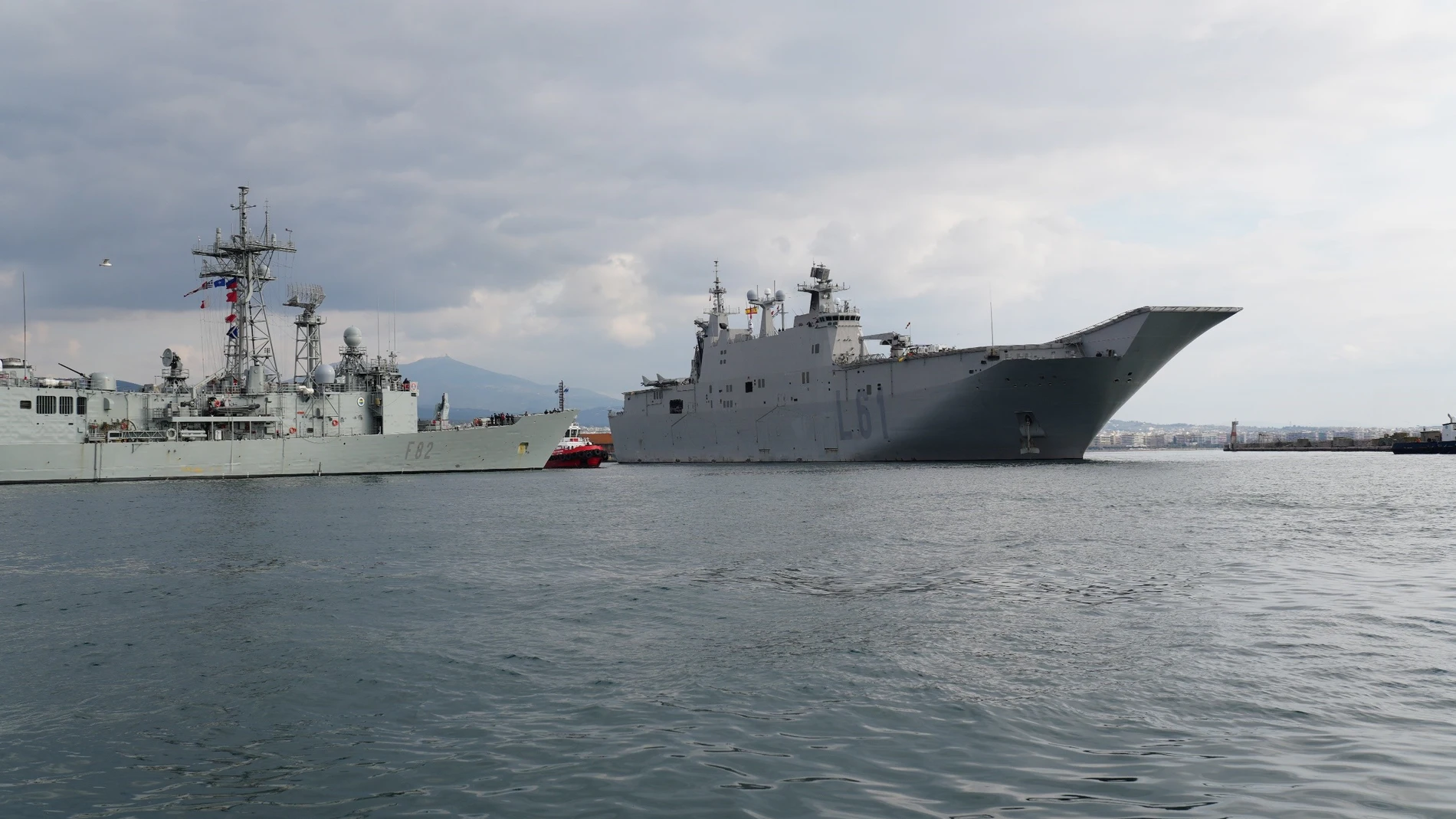 El portaaeronaves Juan Carlos I y una fragata de la Armada en el Steadfast Dart 25